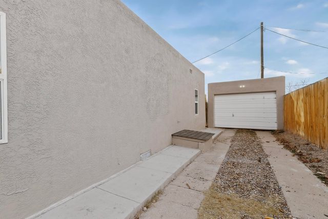 902 Headingly Avenue NW, Albuquerque, NM 87107