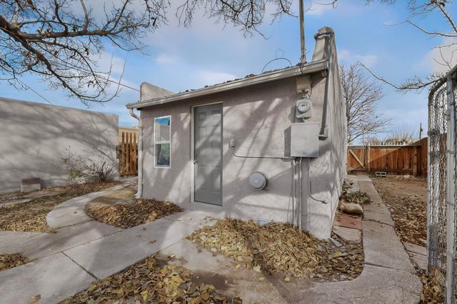 902 Headingly Avenue NW, Albuquerque, NM 87107