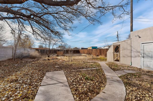 902 Headingly Avenue NW, Albuquerque, NM 87107