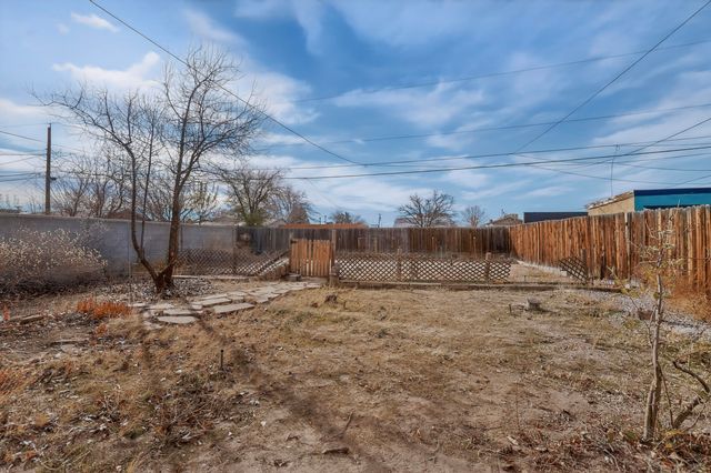 902 Headingly Avenue NW, Albuquerque, NM 87107