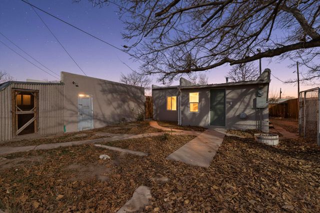 902 Headingly Avenue NW, Albuquerque, NM 87107