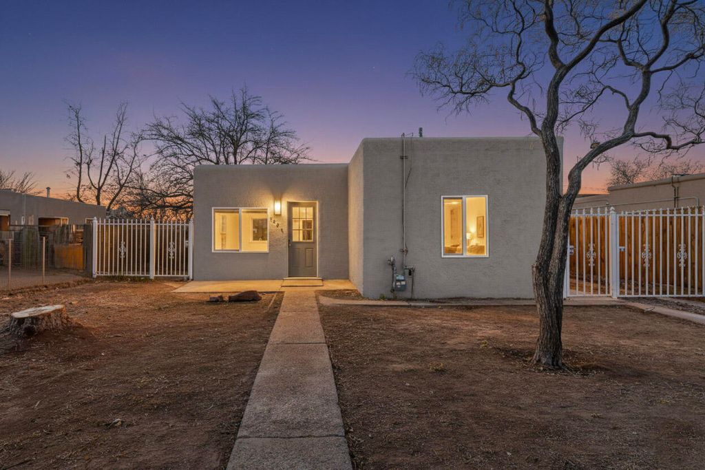 902 Headingly Avenue NW, Albuquerque, NM 87107