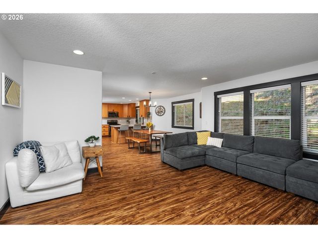 335 HILLSDALE Dr, Woodland, WA 98674