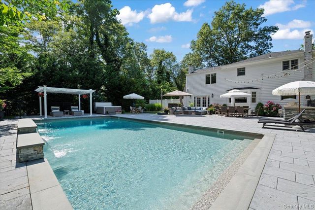 8 Rochelle Lane, Northport, NY 11768