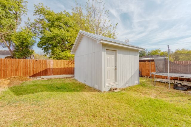 411 S Prairie Street, Pilot Point, TX 76258