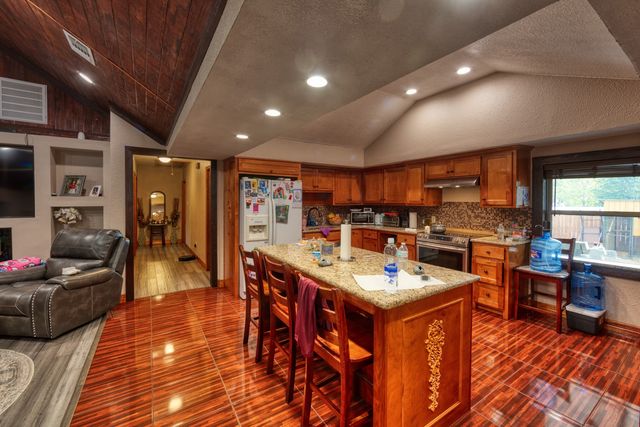 411 S Prairie Street, Pilot Point, TX 76258