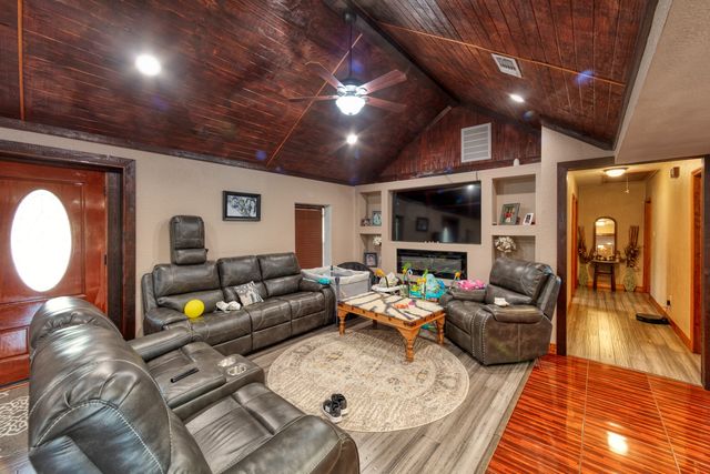 411 S Prairie Street, Pilot Point, TX 76258