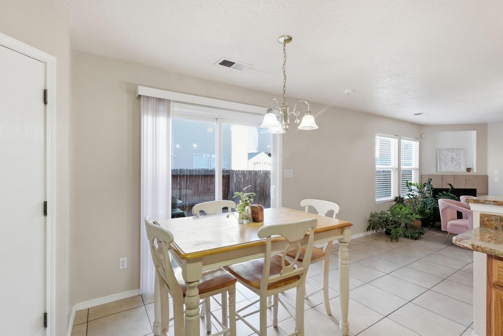 Image 12 of property listing at 1020 Alexandra Street SW, Albuquerque, NM 87121