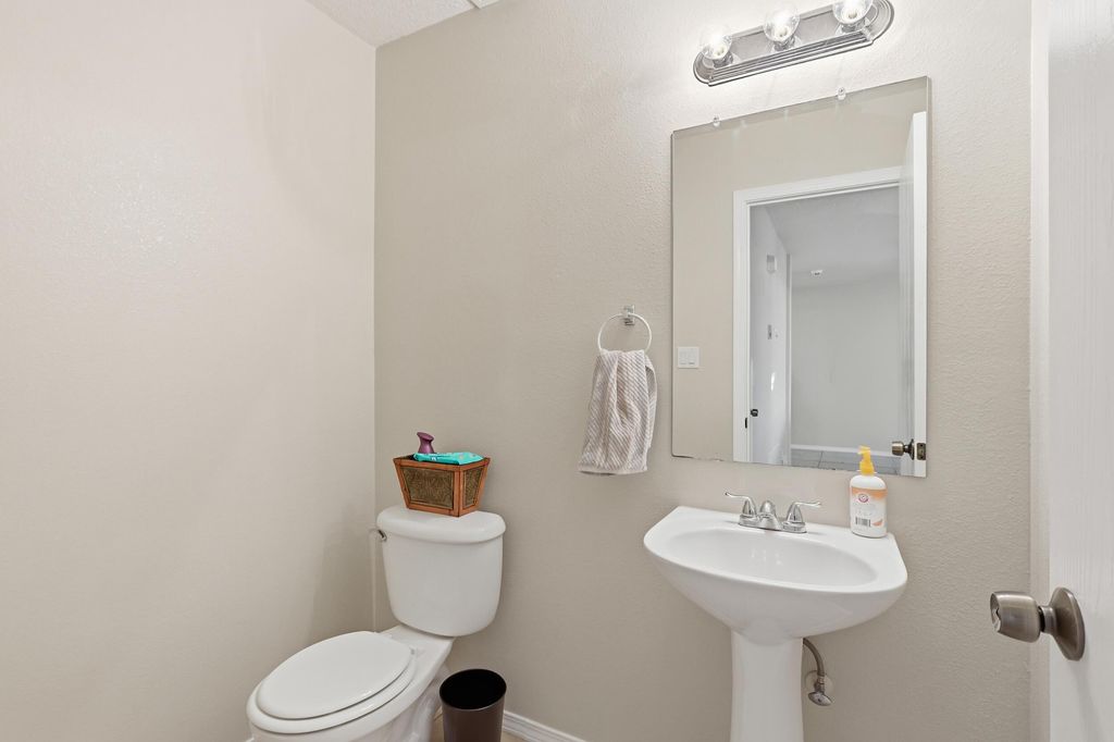 Image 14 of property listing at 1020 Alexandra Street SW, Albuquerque, NM 87121