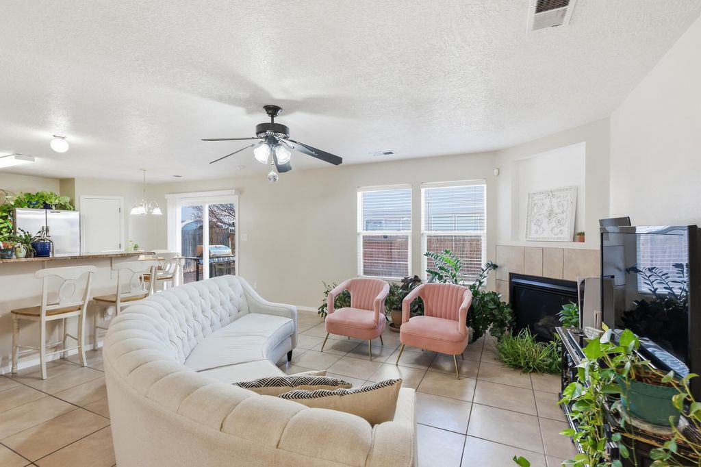 Image 5 of property listing at 1020 Alexandra Street SW, Albuquerque, NM 87121