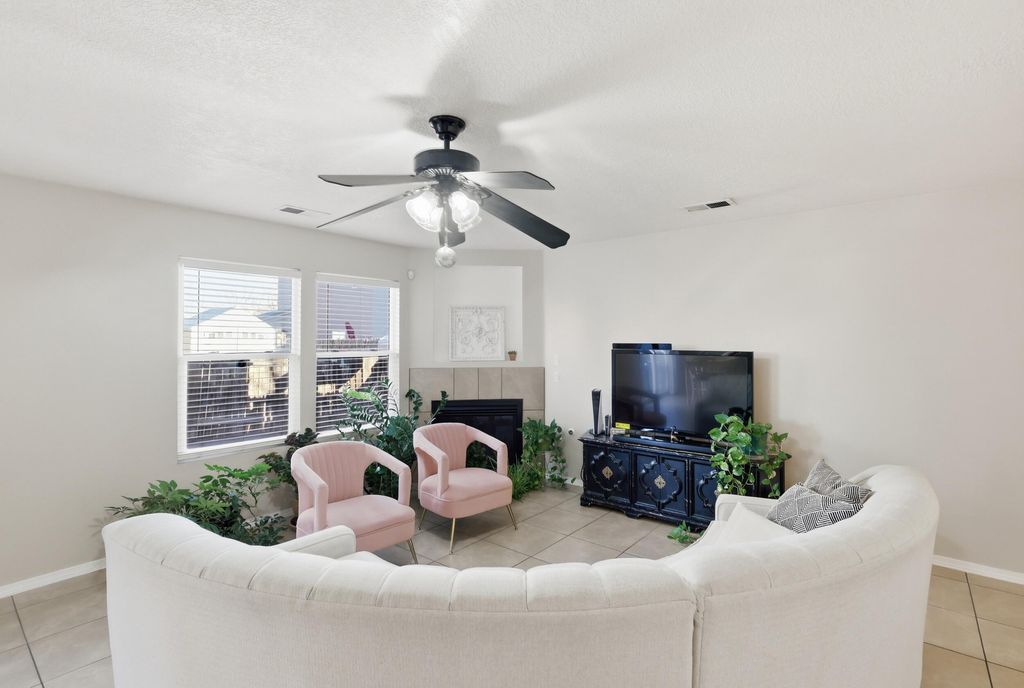 Image 6 of property listing at 1020 Alexandra Street SW, Albuquerque, NM 87121