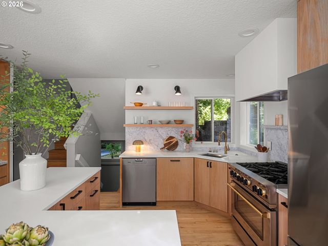 5825 Sw SHERIDAN Ct, Portland, OR 97221