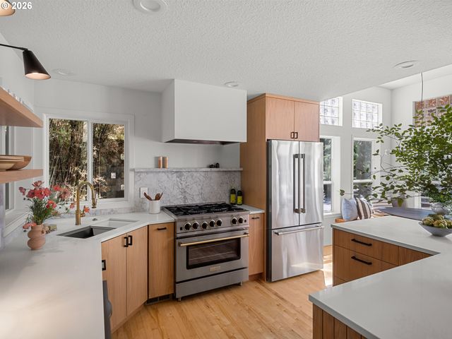 5825 Sw SHERIDAN Ct, Portland, OR 97221