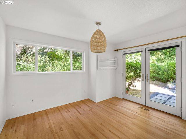 5825 Sw SHERIDAN Ct, Portland, OR 97221