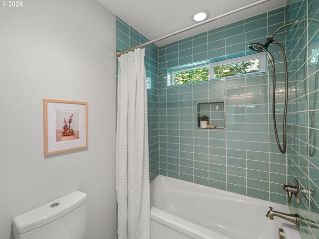 5825 Sw SHERIDAN Ct, Portland, OR 97221