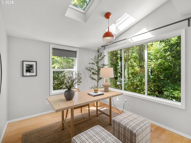 5825 Sw SHERIDAN Ct, Portland, OR 97221
