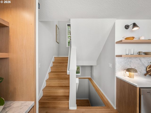 5825 Sw SHERIDAN Ct, Portland, OR 97221