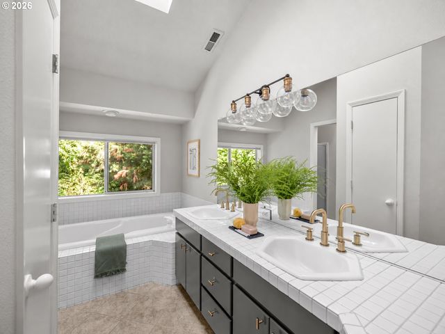 5825 Sw SHERIDAN Ct, Portland, OR 97221
