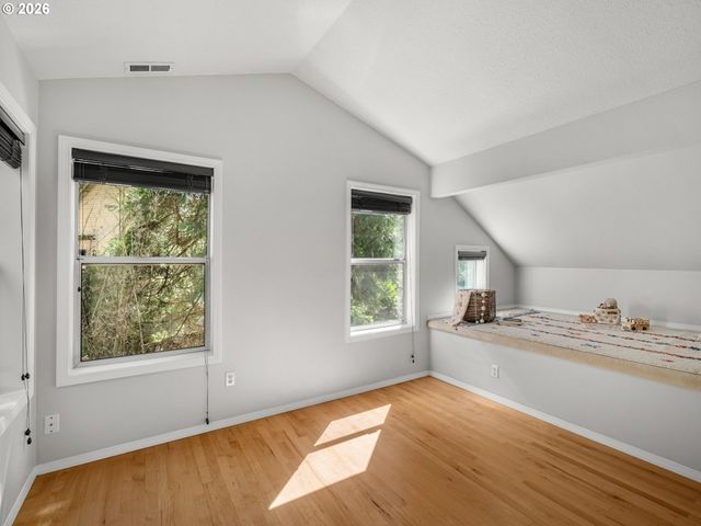 5825 Sw SHERIDAN Ct, Portland, OR 97221