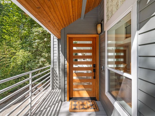 5825 Sw SHERIDAN Ct, Portland, OR 97221