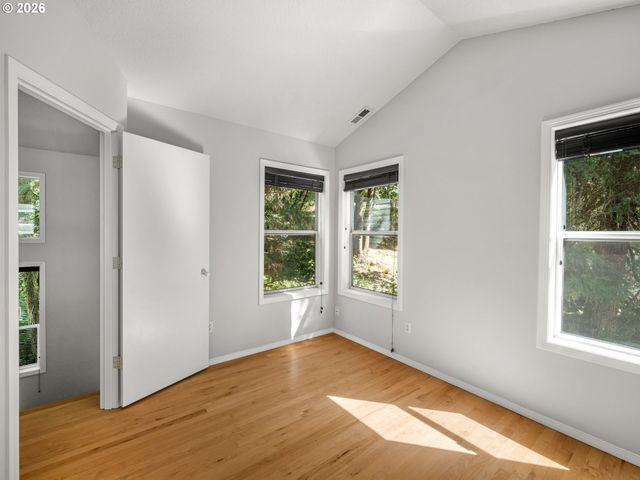 5825 Sw SHERIDAN Ct, Portland, OR 97221