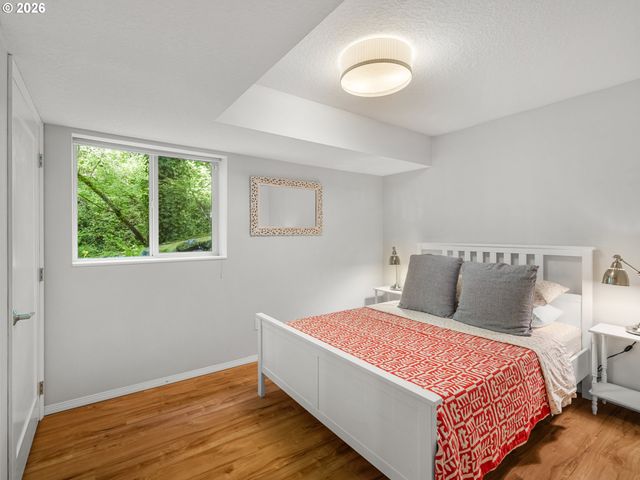 5825 Sw SHERIDAN Ct, Portland, OR 97221