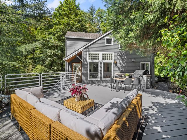 5825 Sw SHERIDAN Ct, Portland, OR 97221
