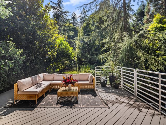 5825 Sw SHERIDAN Ct, Portland, OR 97221
