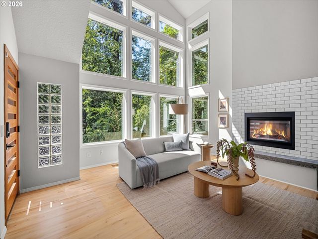 5825 Sw SHERIDAN Ct, Portland, OR 97221