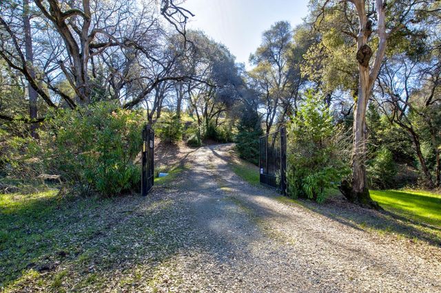 3900 Tawanka Rd, Somerset, CA 95684