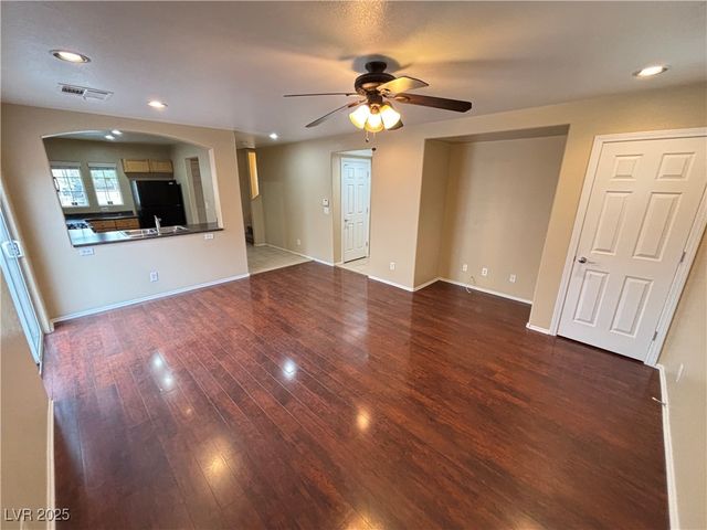 8949 Careful Canvas Avenue, Las Vegas, NV 89149