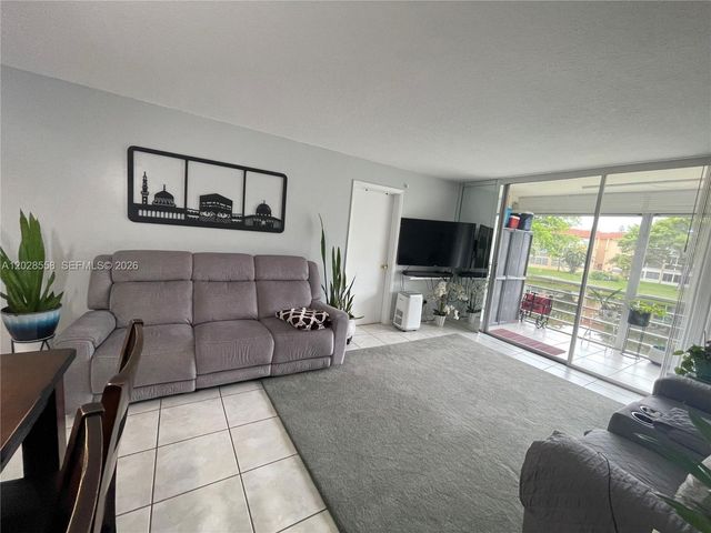 9281 Sunrise Lakes Boulevard 209, Sunrise, FL 33322