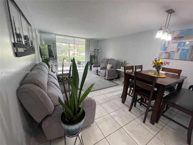 9281 Sunrise Lakes Boulevard 209, Sunrise, FL 33322