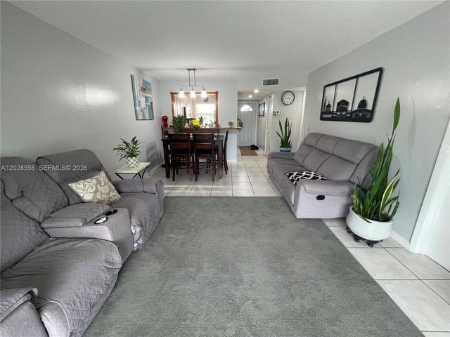 9281 Sunrise Lakes Boulevard 209, Sunrise, FL 33322