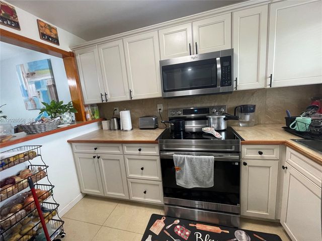9281 Sunrise Lakes Boulevard 209, Sunrise, FL 33322