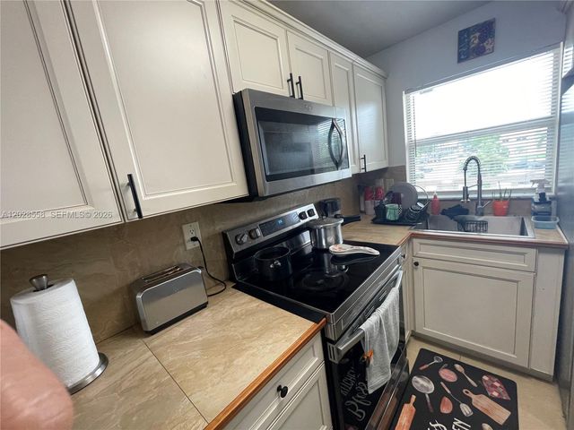 9281 Sunrise Lakes Boulevard 209, Sunrise, FL 33322