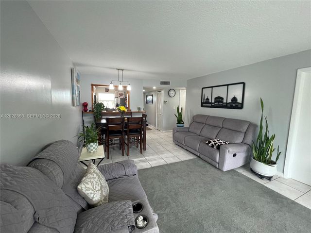 9281 Sunrise Lakes Boulevard 209, Sunrise, FL 33322