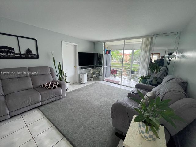 9281 Sunrise Lakes Boulevard 209, Sunrise, FL 33322