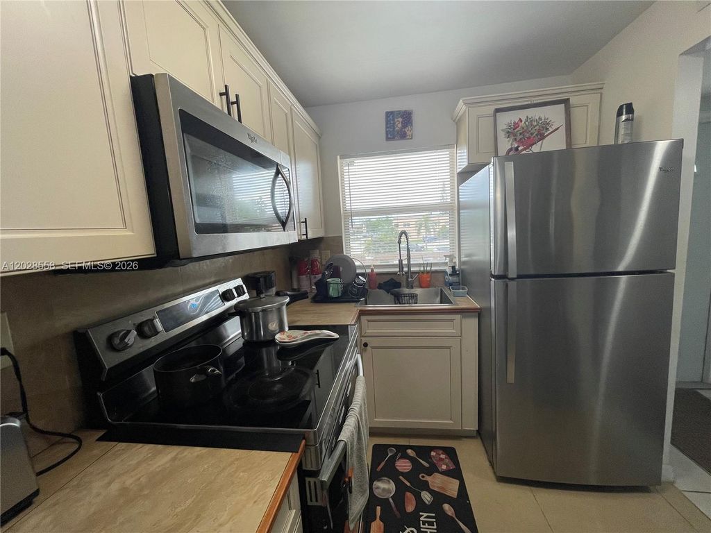9281 Sunrise Lakes Boulevard 209, Sunrise, FL 33322