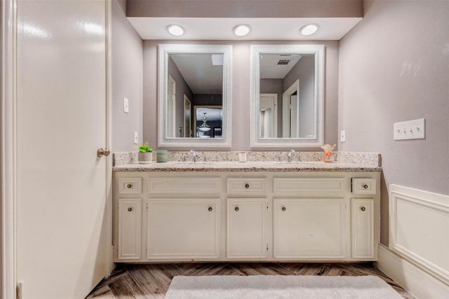 202 Old Bridge Lake, Houston, TX 77069