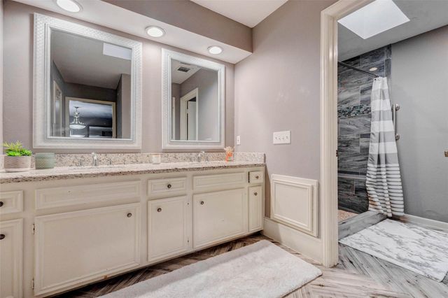 202 Old Bridge Lake, Houston, TX 77069