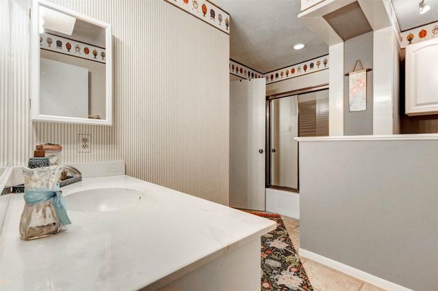 202 Old Bridge Lake, Houston, TX 77069