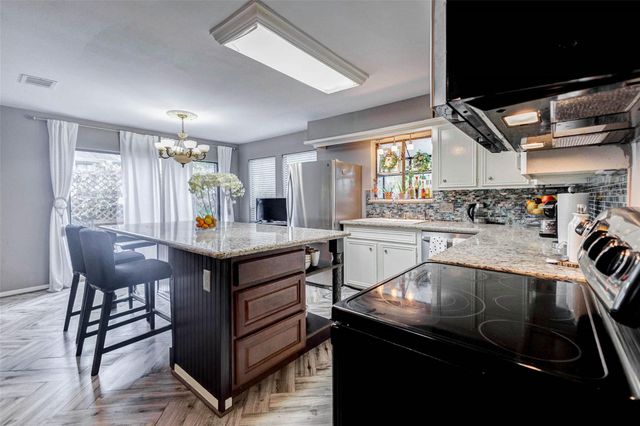 202 Old Bridge Lake, Houston, TX 77069