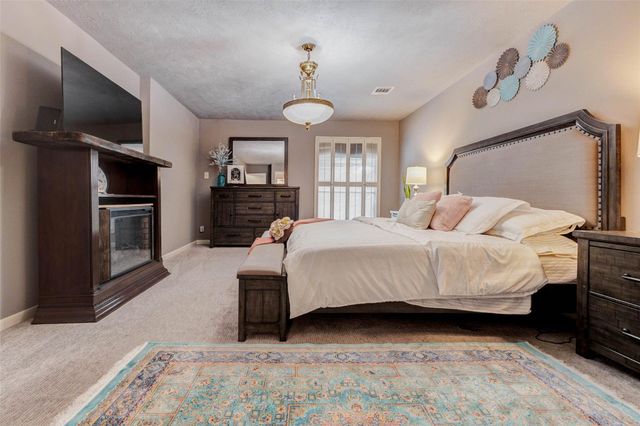 202 Old Bridge Lake, Houston, TX 77069