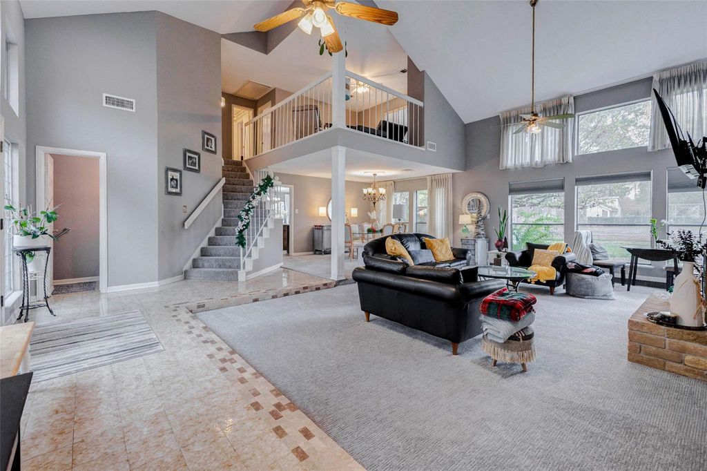 202 Old Bridge Lake, Houston, TX 77069