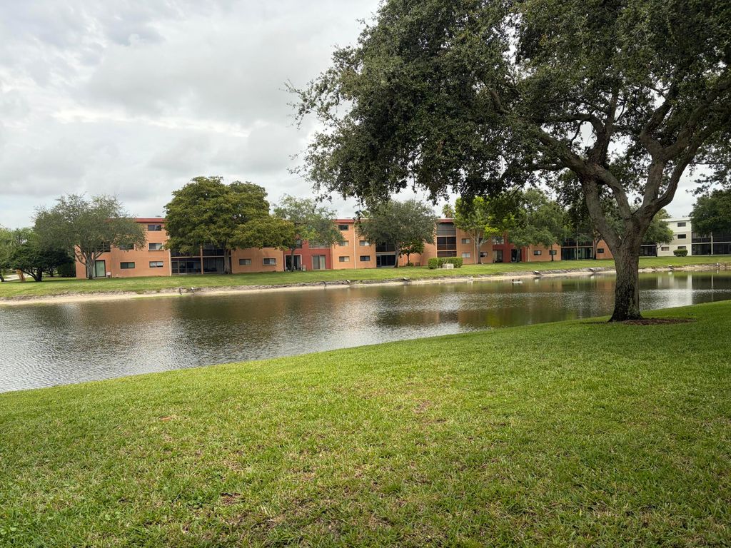 5550 Witney Drive 102, Delray Beach, FL 33484