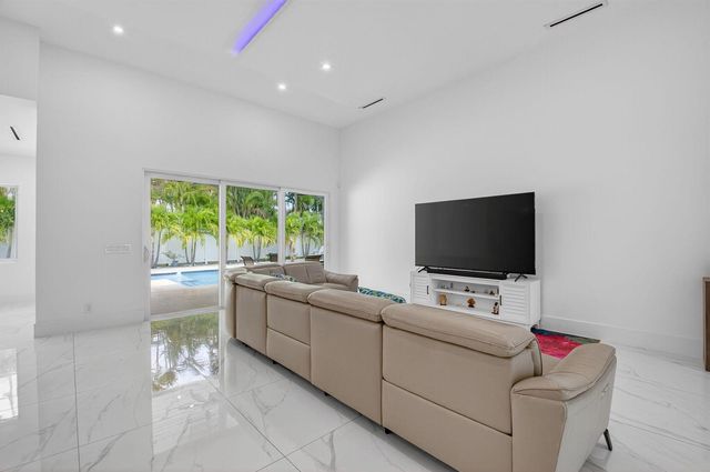 711 NE 6th Street, Boca Raton, FL 33432