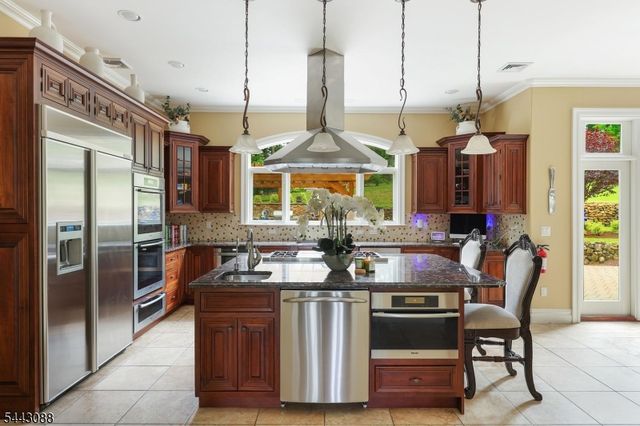 41 Mareu Dr, Watchung Boro, NJ 07069