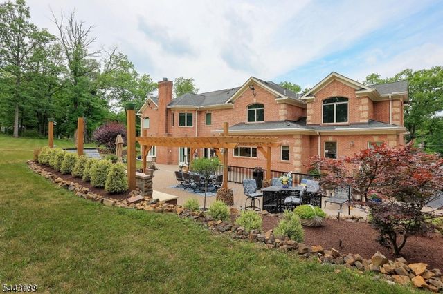 41 Mareu Dr, Watchung Boro, NJ 07069