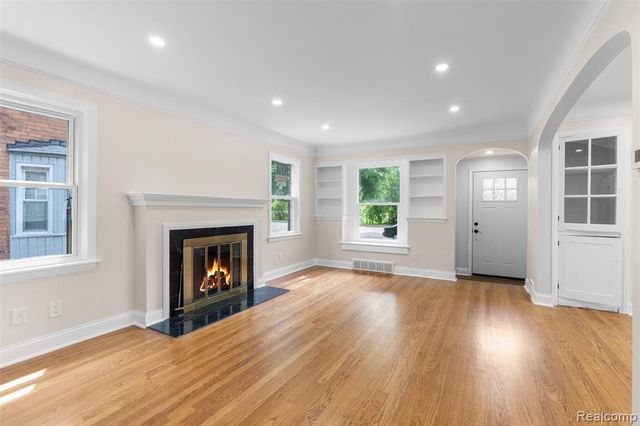 1388 Vernier Road, Grosse Pointe Woods, MI 48236